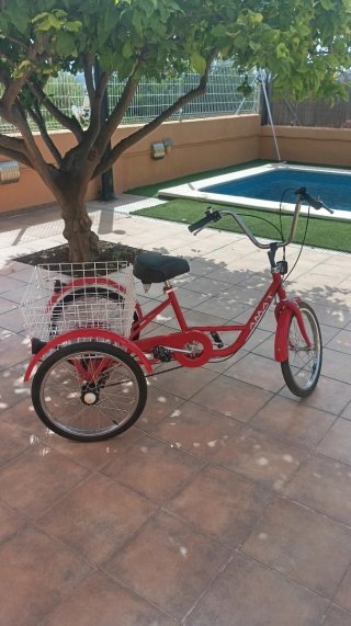 Triciclo rojo con cesta blanca