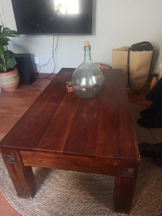 Mesa de centro de madera.