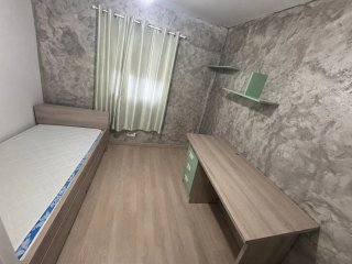 Cama, escritorio y repisa