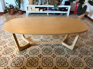 Mesa de centro ovalada de madera