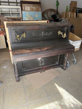 Piano antiguo de madera oscura