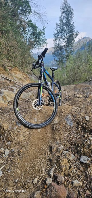 Bicicleta B'Twin Azul y Amarilla