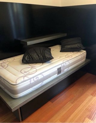 Habitacion entera negra y gris (cama y mesa)
