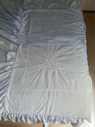 Edredón cuna bordado oso azul