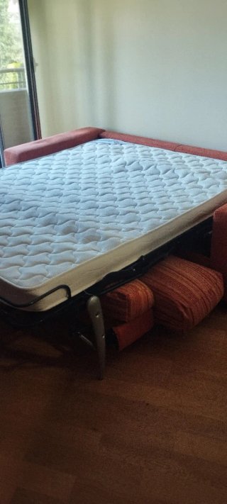 Sofá cama tela naranja y rojo