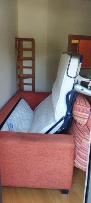 Sofá cama tela naranja y rojo
