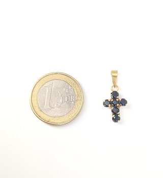 Cruz de oro de 18k con piedras, 0.89 g.