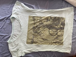 Camiseta celeste con estampado
