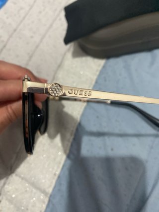 Gafas de sol Guess negras y doradas