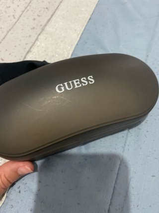 Gafas de sol Guess negras y doradas