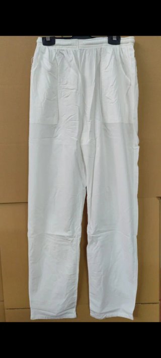 Stock Pantalones blancos de mujer y hombre