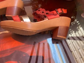 Sandalias piel doradas y rojas Talla 37