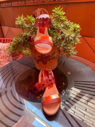Sandalias piel doradas y rojas Talla 37