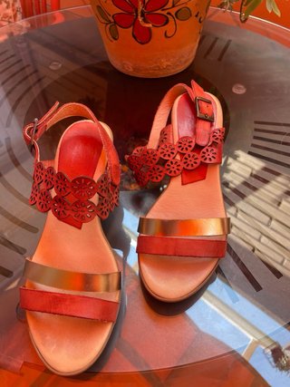 Sandalias piel doradas y rojas Talla 37