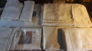 Ropa de cama y mesa de tela blanca