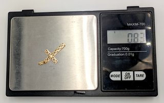 Colgante Cruz de oro de 18k, 0.83 g.
