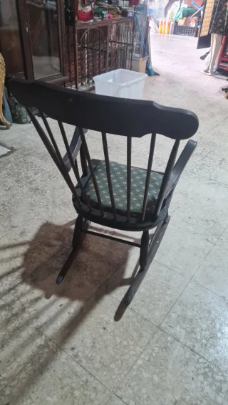 Mecedora antigua de madera