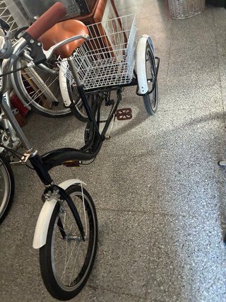 Triciclo con cesta