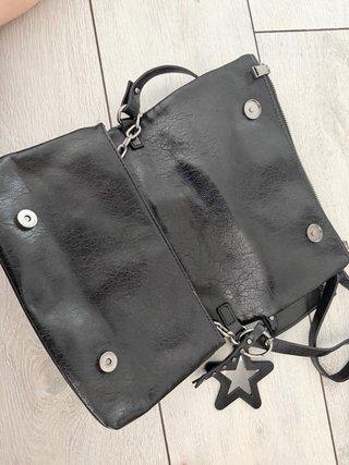 Bolso de mano negro con cadena