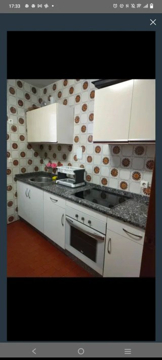 Muebles de cocina blancos y grises