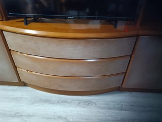 Mueble TV con estanterías y cajones
