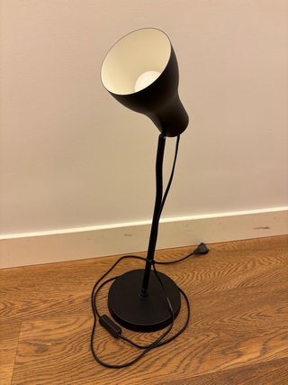 Lámpara de escritorio negra.