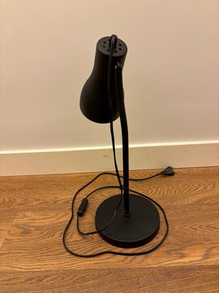 Lámpara de escritorio negra.