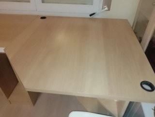 Escritorio de madera con cajones