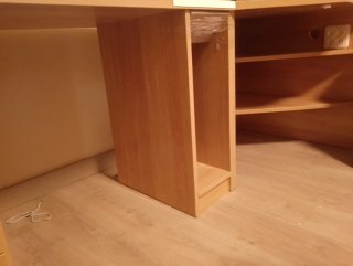 Escritorio de madera con cajones