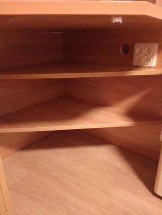 Escritorio de madera con cajones