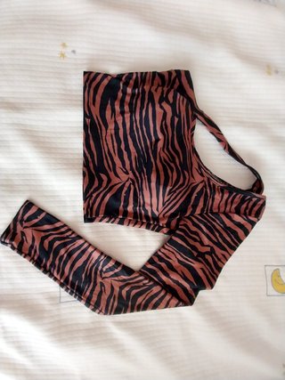 38 prendas para mujer (vestidos,blusas,botas)