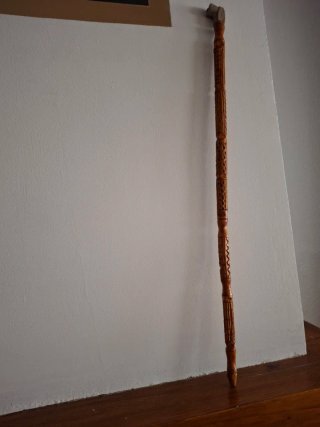 TALLA MADERA Y CABEZAL PIEDRA