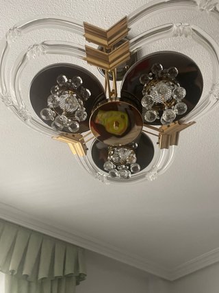 Lámpara de salón dorada y transparente