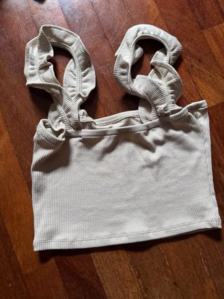 Top crop Zara tirantes volantes beige