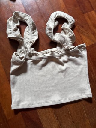 Top crop Zara tirantes volantes beige