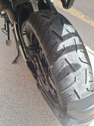 Moto  BMW f800 Adventure blanca y rojo