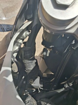 Moto  BMW f800 Adventure blanca y rojo