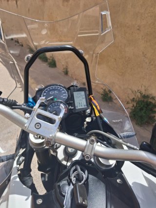 Moto  BMW f800 Adventure blanca y rojo