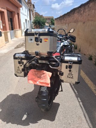 Moto  BMW f800 Adventure blanca y rojo
