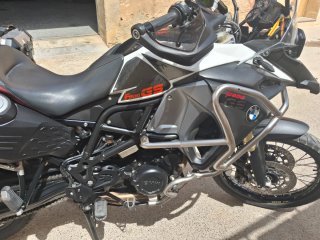 Moto  BMW f800 Adventure blanca y rojo