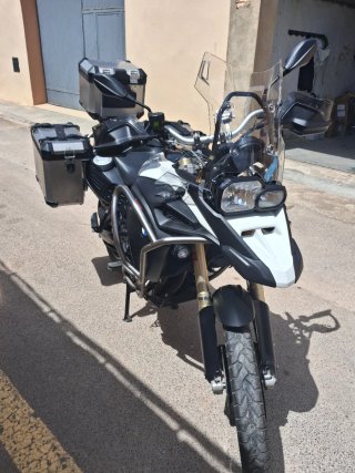 Moto  BMW f800 Adventure blanca y rojo