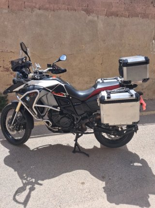 Moto  BMW f800 Adventure blanca y rojo