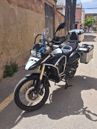 Moto  BMW f800 Adventure blanca y rojo
