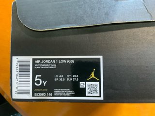 Zapatillas Nike Air Jordan Blancas y Azules.