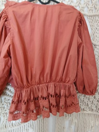 Blusa Naranja con Volantes y Encaje