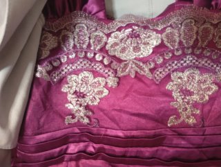 Vestido de fiesta morado con plateado