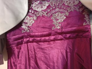 Vestido de fiesta morado con plateado