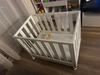 Minicuna marca Micuna blanca con ruedas.