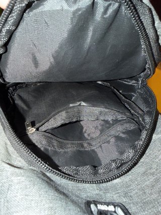 Mochila cruzada gris