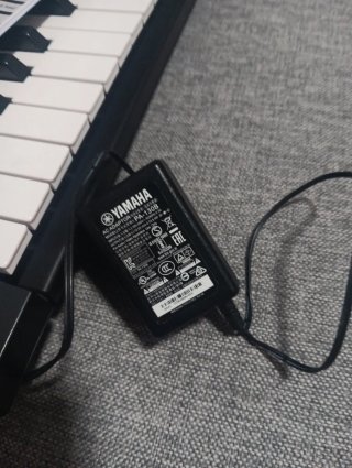 Teclado Yamaha PSR-F51 con atril